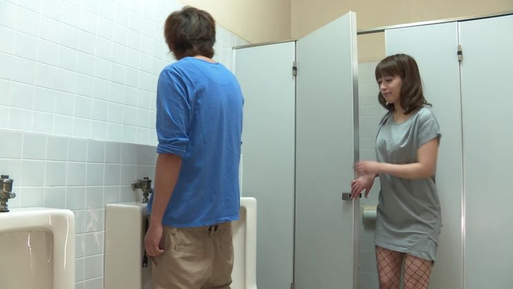 La superbe asiatique Riho Mikami me suce la bite