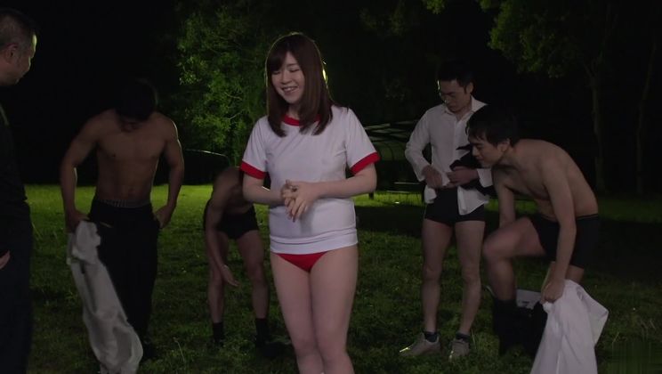 La charmante Japonaise Kaho a été victime d'un viol collectif en plein air.