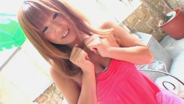 La divine japonaise Nao-2 suce la bite