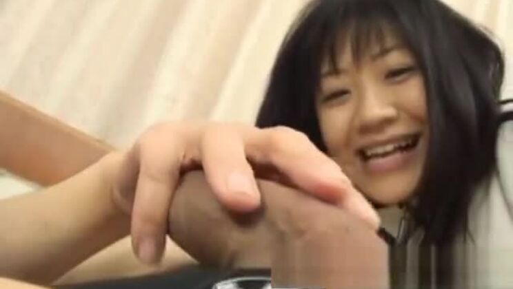 Belle salope japonaise à barbe naissante