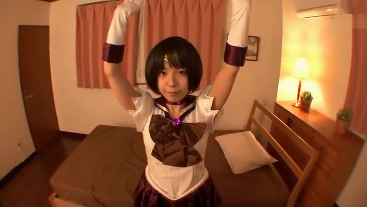 Une superbe pute asiatique à la poitrine plate reçoit une giclée de sperme sur le visage.