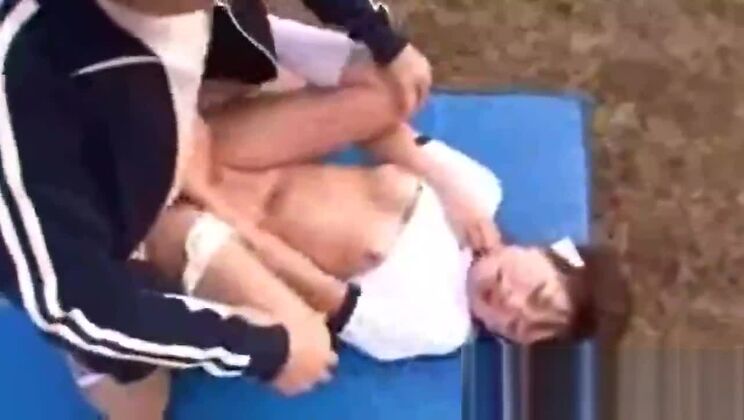 Adorable salope orientale dans une vraie vidéo de baise hardcore