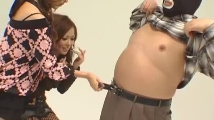 Magnifique salope japonaise dans une scène de sexe de domination féminine incroyable