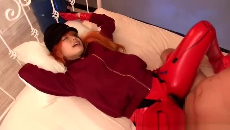 Belle salope orientale dans une incroyable performance de masturbation digitale