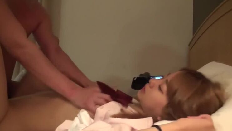 Putain orientale divine dans une vraie vidéo de baise hardcore