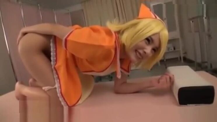 Femme orientale sexy en magnifique cosplay porno