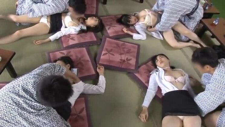 Une Japonaise de Honey dans une vidéo porno bukkake