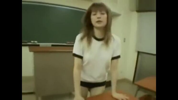 Une tarte japonaise tentatrice se fait bukkake en masse