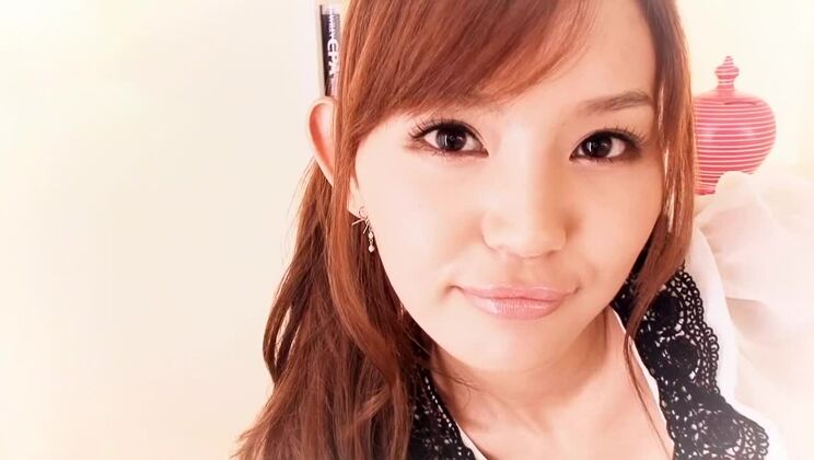 Magnifique rousse japonaise s'adonnant à des jeux amateurs