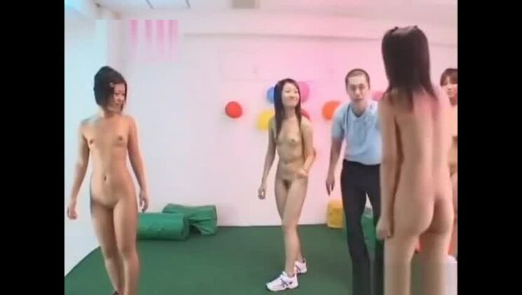 Charmante Japonaise dans une scène porno très hardcore