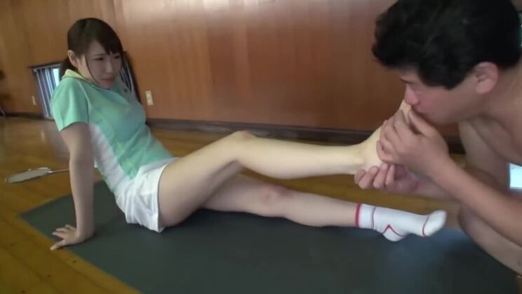 Une jolie jeune fille asiatique aux petits seins incarne son fantasme fétichiste