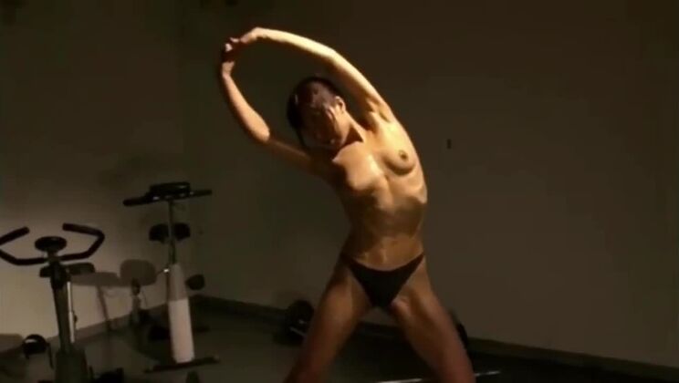 Magnifique Japonaise dans une vidéo amateur privée