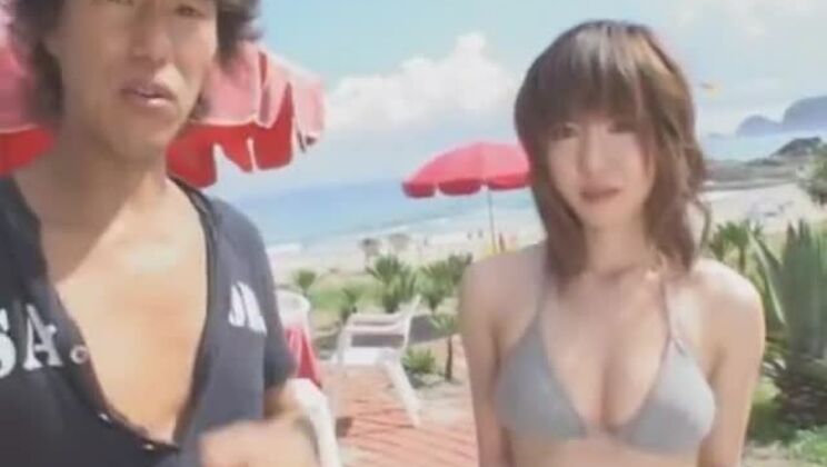 Une séduisante Japonaise fait sortir sa femme de la maison