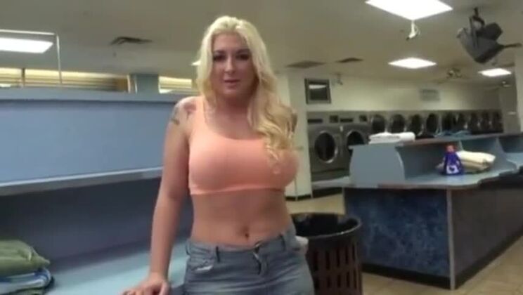 Incroyable femme orientale se faisant baiser par un amateur en public