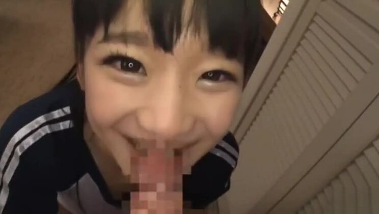 Belle Japonaise à la poitrine plate dans un magnifique cosplay porno