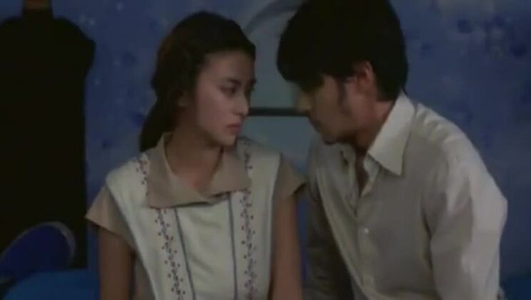 Belle femme orientale s'adonnant à des jeux fétichistes