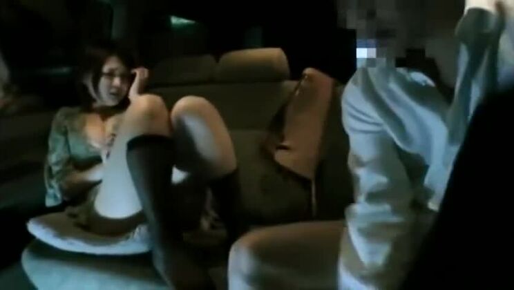 Une Japonaise d'une autre dimension s'adonne à des jeux fétichistes