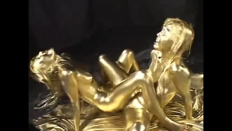 Belle pute asiatique dans un jeu fétichiste ultra glamour