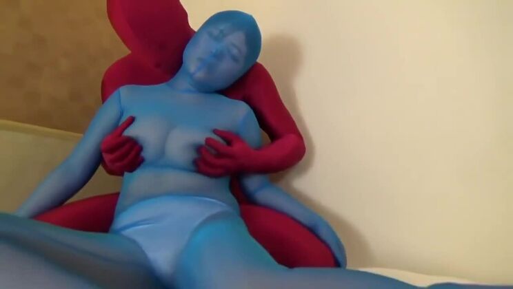 une Japonaise sexy aux gros seins dans une vidéo porno coquine