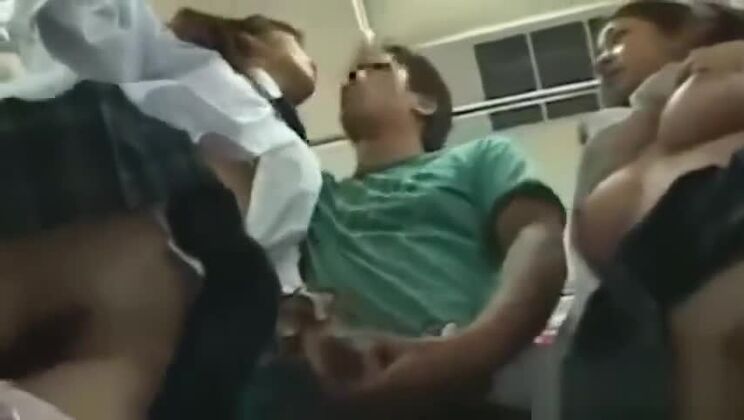 fille asiatique séduisante