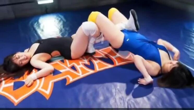 Une jeune Japonaise élégante réalise ses fantasmes fétichistes