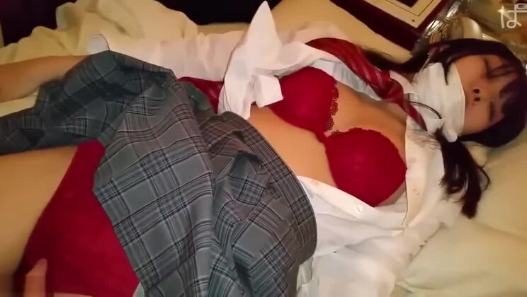 fille asiatique tentatrice à la poitrine plate