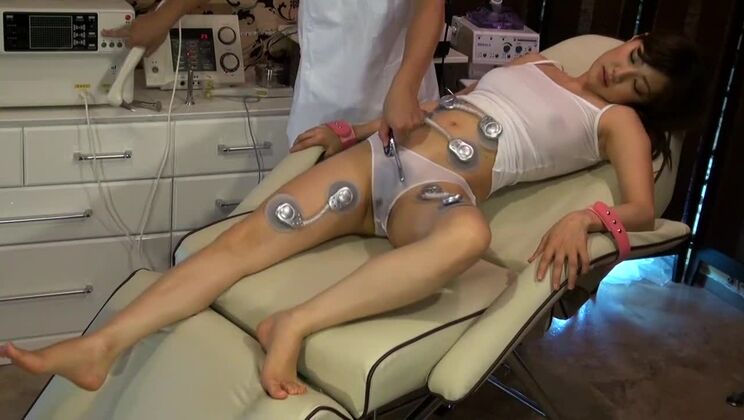 Putain orientale juteuse se produisant dans une incroyable vidéo de sexe amateur