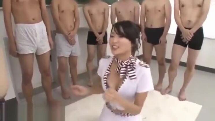 Une salope japonaise séduisante aime s'amuser avec ses fétiches.