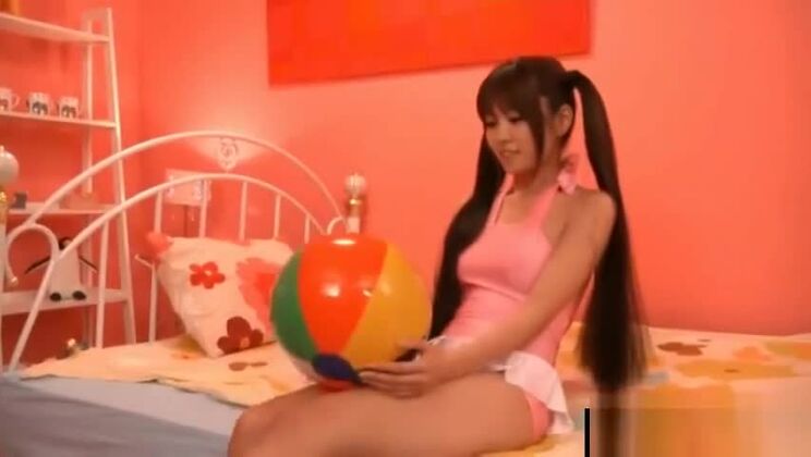 Une magnifique femme asiatique participe à un film X en cosplay