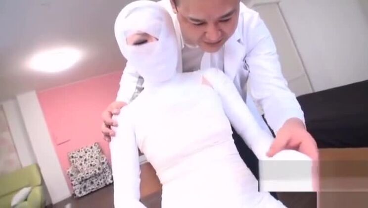 Une Japonaise séduisante dans une magnifique vidéo de sexe fétichiste