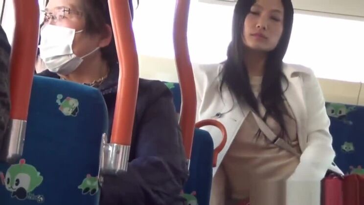 Jeune fille orientale séduisante en public