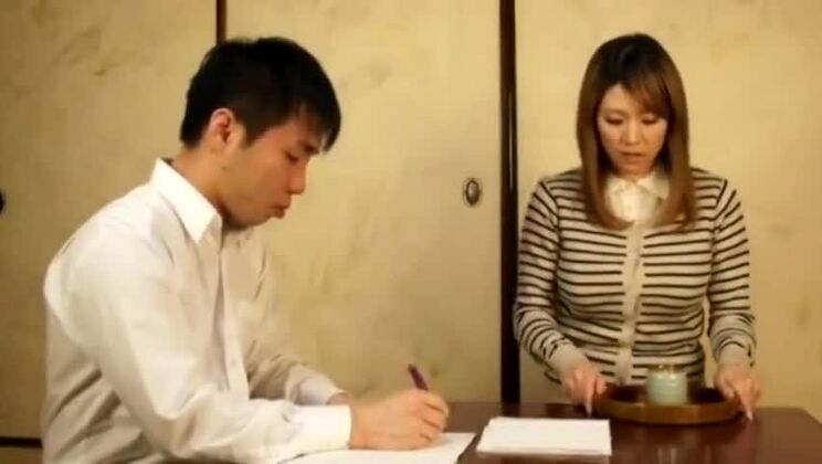 Superbe Japonaise aux formes généreuses dans une vidéo porno fétichiste