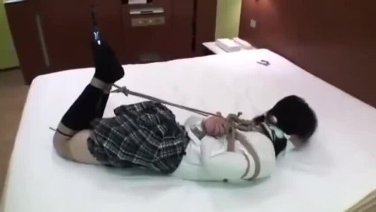 Admirable Japonaise dans un film porno fétichiste