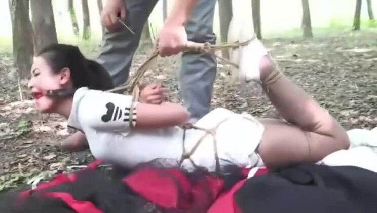 Incroyable femme orientale s'adonnant à un fétichisme amusant