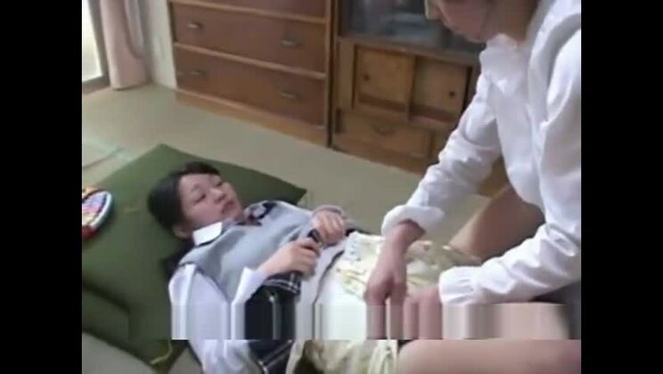 Une charmante femme asiatique vit une expérience fétichiste inhabituelle