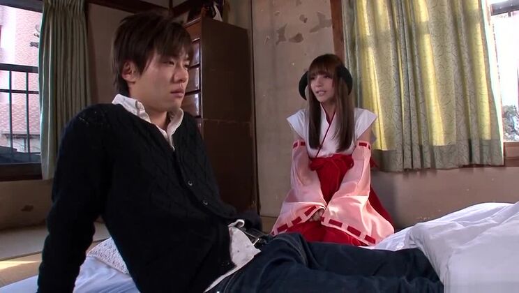 Jeune Japonaise décontractée réalisant une incroyable vidéo porno cosplay