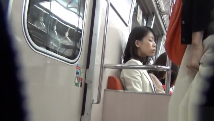 Une prostituée japonaise sexy se livre à une scène de pipi en public dans une vidéo XXX.