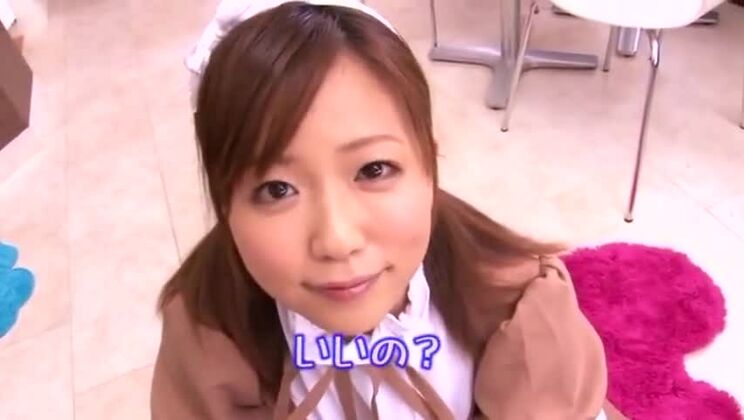 Salope asiatique séduisante aux petits seins, mettant en scène un incroyable porno fétichiste