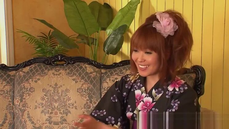 Éblouissante Japonaise au teint mat