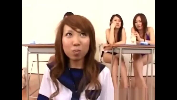 Une salope asiatique attirante réalise ses fantasmes les plus pervers.