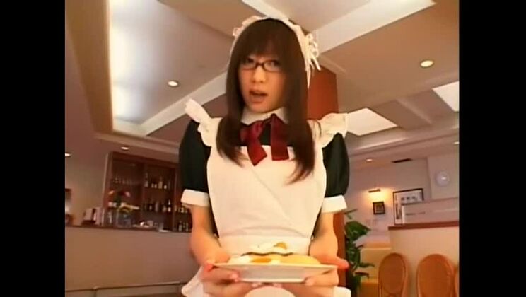 Magnifique prostituée japonaise en public