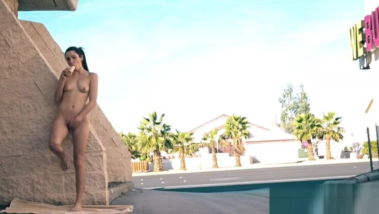 Ravissante prostituée orientale à la poitrine plate en plein air