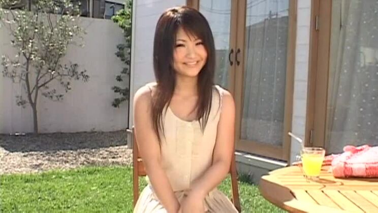 Kanna Harumi japonaise à poitrine plate et élégante