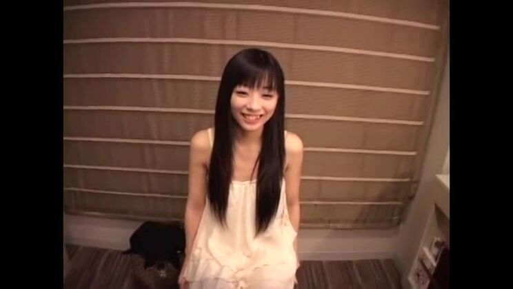 Magnifique petite amie japonaise à la poitrine plate