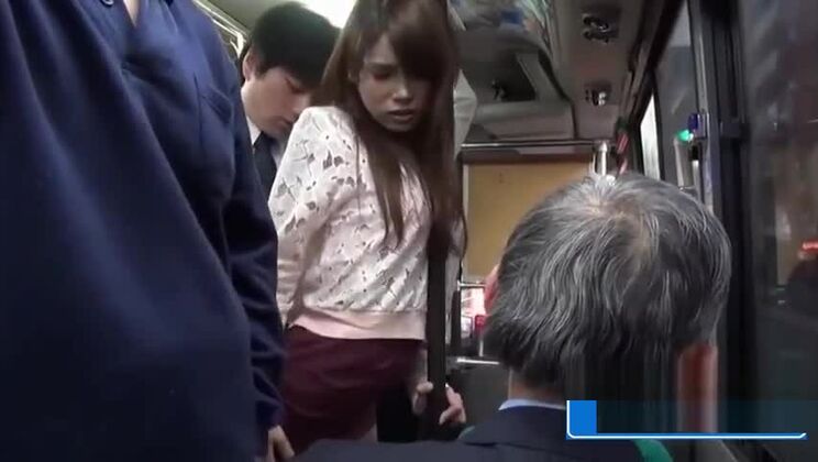 Une salope asiatique aguicheuse se met les doigts dans son vagin en public