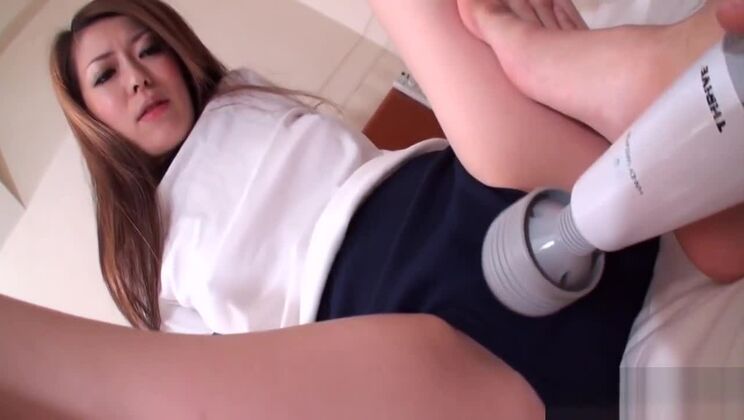 Belle Japonaise dans une scène hardcore déjantée