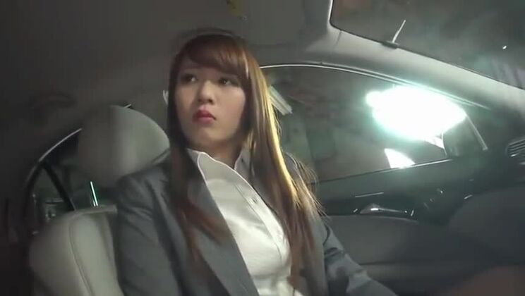 Incroyable salope orientale prenant une douche de sperme