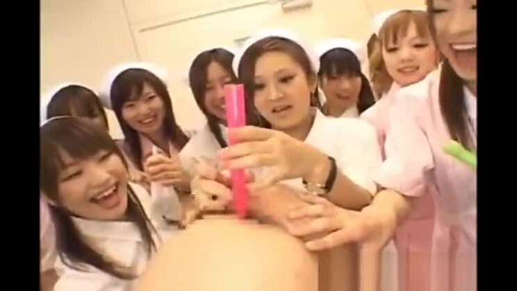 Une séduisante asiatique s'adonne à des relations sexuelles interraciales passionnées.