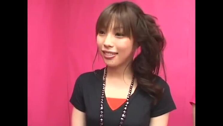 Cette salope japonaise éblouissante baise fort