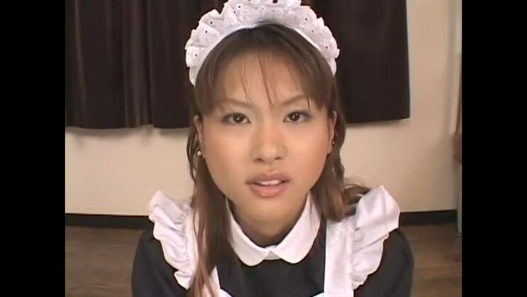 Une Japonaise sexy adore les soins du visage